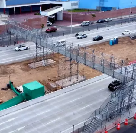 V�a Expresa Sur: Montaje de segundo puente peatonal provisional culmina montaje.