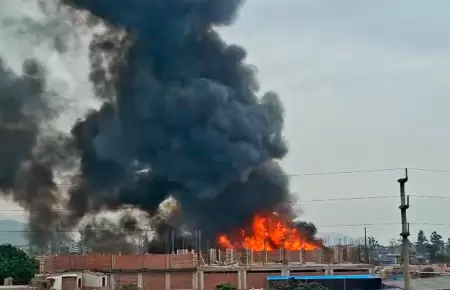 Incendio de fuertes proporciones en Lurigancho - Chosica.