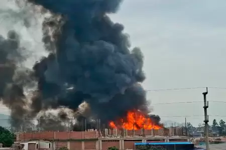 Incendio de fuertes proporciones en Lurigancho - Chosica.