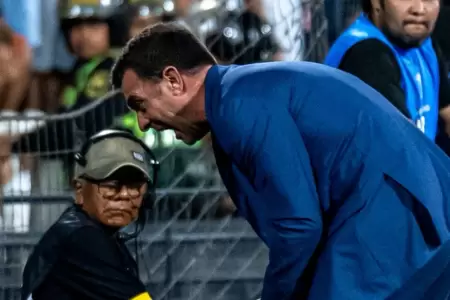 Pablo Guede fue atacado por hinchas tras eliminaci�n de Alianza