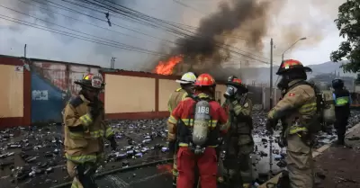 Voraz incendio en Huachipa produjo intensas explosiones que afectaron viviendas.