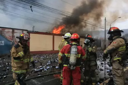 Voraz incendio en Huachipa produjo intensas explosiones que afectaron viviendas.