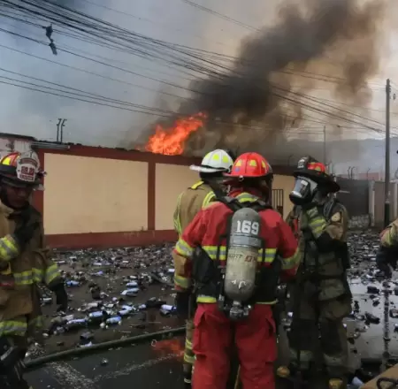 Voraz incendio en Huachipa produjo intensas explosiones que afectaron viviendas.
