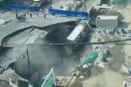 Enorme socav�n se abri� en calle en Shangh�i