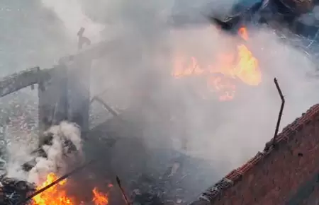 Se reaviva incendio en Huachipa.