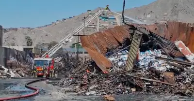 Bomberos controlaron incendio en un almac�n de productos inflamables.