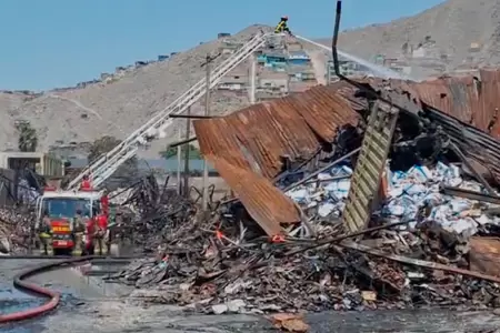 Bomberos controlaron incendio en un almac�n de productos inflamables.