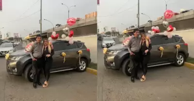 Hombre la regala camioneta a su enamorada por San Valent�n