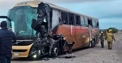 Choque entre bus y cami�n dej� 5 muertos.