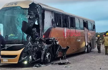 Choque entre bus y cami�n dej� 5 muertos.