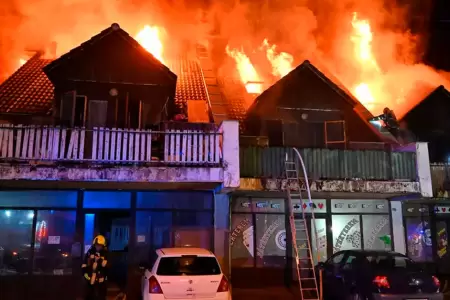 Incendio en edificio deja tres muertos y varios heridos.