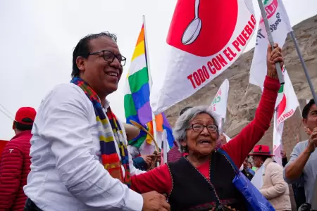 El candidato presidencial fue internado por presentar fuertes dolores.