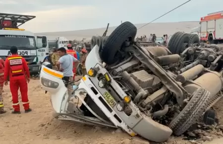 Miniv�n con varios pasajeros termin� aplastada por tr�iler.