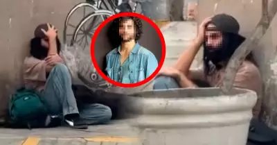 Actor fue visto en la calle sentado y pidiendo monedas a los transe�ntes.