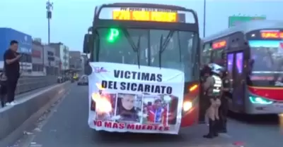 Buses de El R�pido marchan hacia el Congreso tras reciente ataque extorsivo.