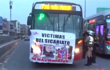 Buses de El R�pido marchan hacia el Congreso tras reciente ataque extorsivo.