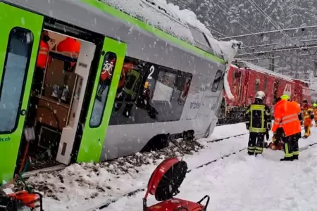 Tren descarrila en los Alpes suizos.