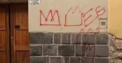 Tres adolescentes realizaron pintas a mural inca en Cusco.