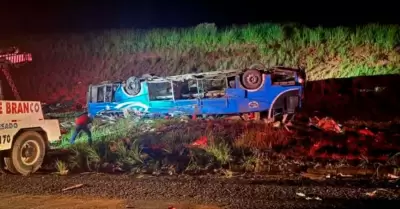 Autob�s volc� y dej� seis fallecidos.