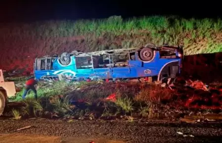 Autob�s volc� y dej� seis fallecidos.