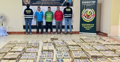 Incautan 2.4 toneladas de coca�na en mar de Piura