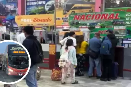 Pasajeros en terminal terrestre Yerbateros