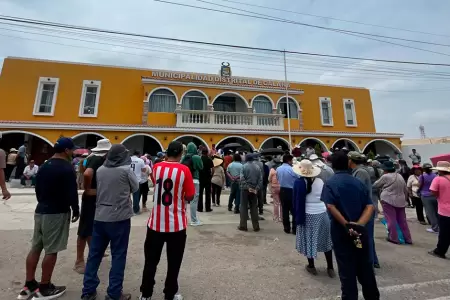 Vecinos protestan por presunta concertaci�n en proyecto de agua y alcantarillado