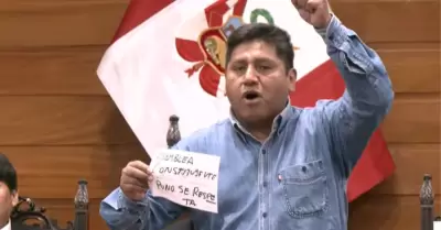 Wilson Quispe muestra su voto viciado en plena votaci�n en Congreso.