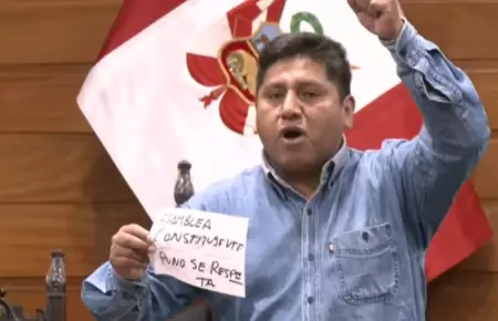 Wilson Quispe muestra su voto viciado en plena votaci�n en Congreso.