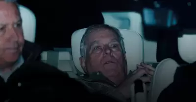 El ex-duque de York mostrandose tras estar 11 horas en custodia.