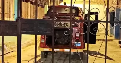 Extorsionadores atacaron con explosivos una mototaxi en Ventanilla.