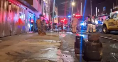Surco: incendio en presunto almac�n de reciclaje afecta vivienda multifamiliar