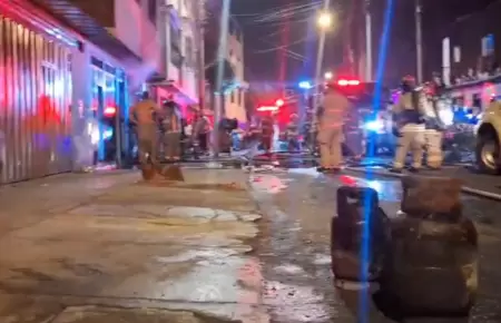 Surco: incendio en presunto almac�n de reciclaje afecta vivienda multifamiliar