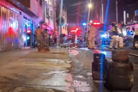 Surco: incendio en presunto almac�n de reciclaje afecta vivienda multifamiliar