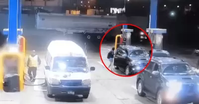 Delincuentes armados roban camioneta de una familia en grifo en Callao