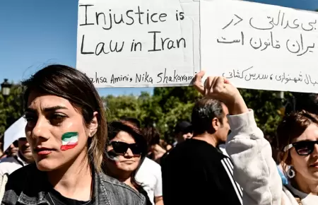 Estudiantes universitarios protestan pidiendo la abolici�n de la Rep�blica Isl�m