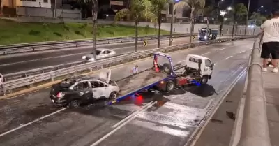 Autom�vil se incendia en la V�a Expresa Javier Prado