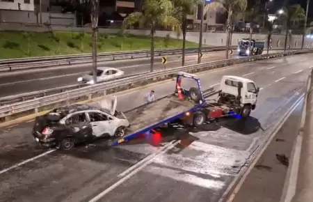 Autom�vil se incendia en la V�a Expresa Javier Prado