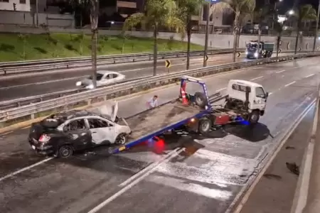 Autom�vil se incendia en la V�a Expresa Javier Prado