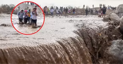 Doble huaico arrasa con la Panamericana Sur en Ocucaje, Ica.