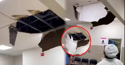 Parte del techo cedi� por la acumulaci�n de agua de las intensas lluvias.