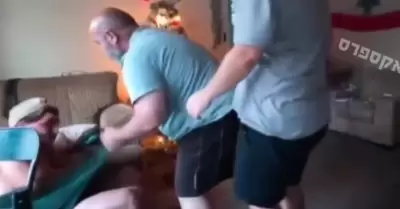 Streamer recibe brutal golpiza de su padre