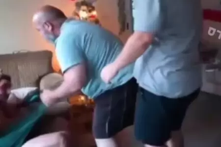 Streamer recibe brutal golpiza de su padre