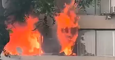 Incendio consume parte de un edificio en Miraflores.