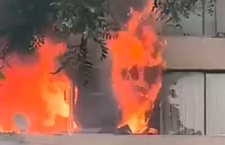 Incendio consume parte de un edificio en Miraflores.