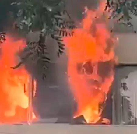 Incendio consume parte de un edificio en Miraflores.