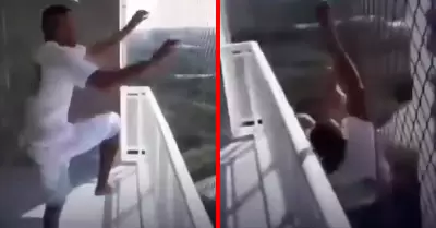 Trabajador quiso mostrar la resistencia de la malla con un salto extremo.