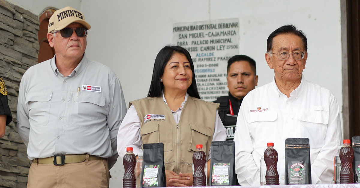 Hugo Begazo respalda a José María Balcázar pese a cuestionamientos.