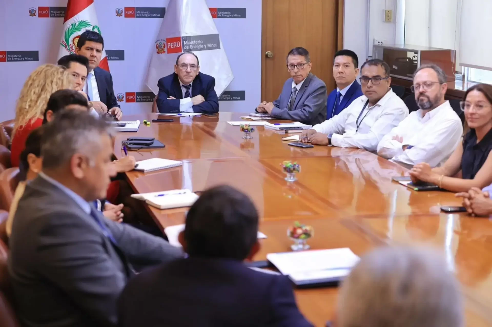 Ministro de Energ�a y Minas se reuni� con representantes del Osinergmin, de la empresas Transportadora de Gas del Per�, Petroper�, C�lidda y Repsol.