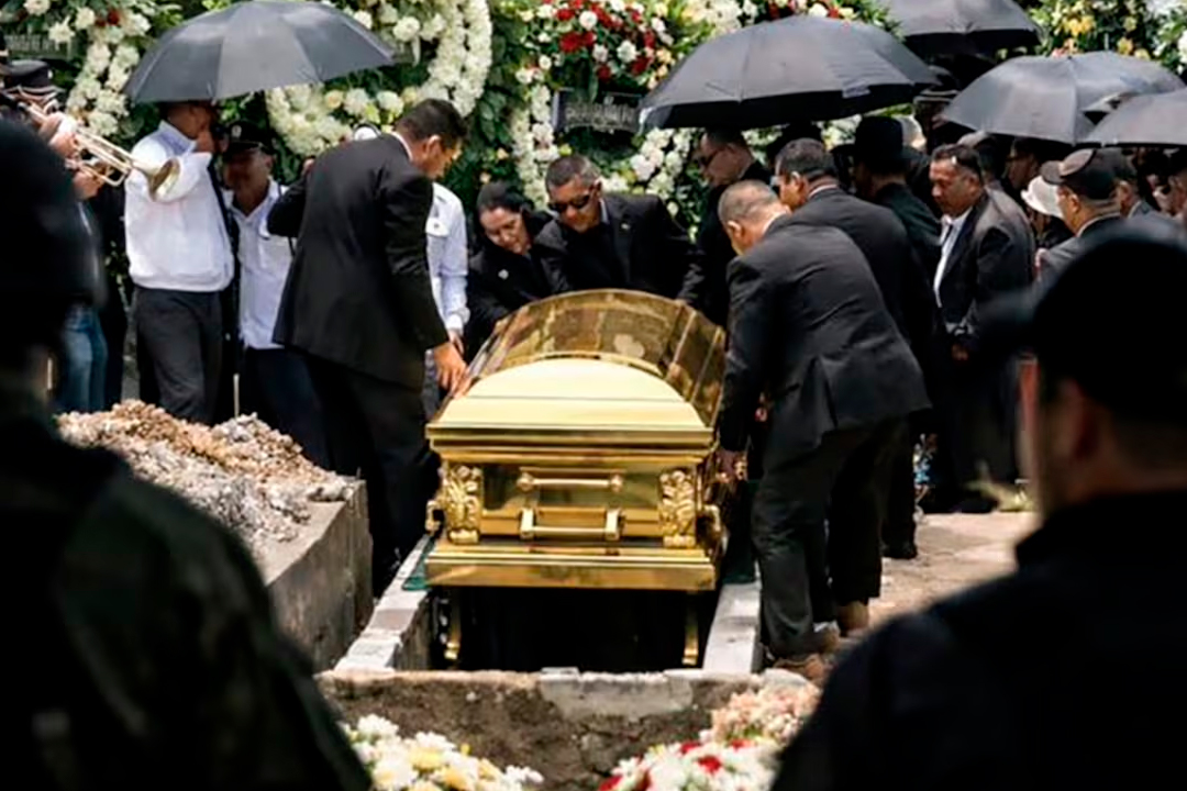 Ataúd del líder narcotraficante fue construido en roble y bañado en oro.